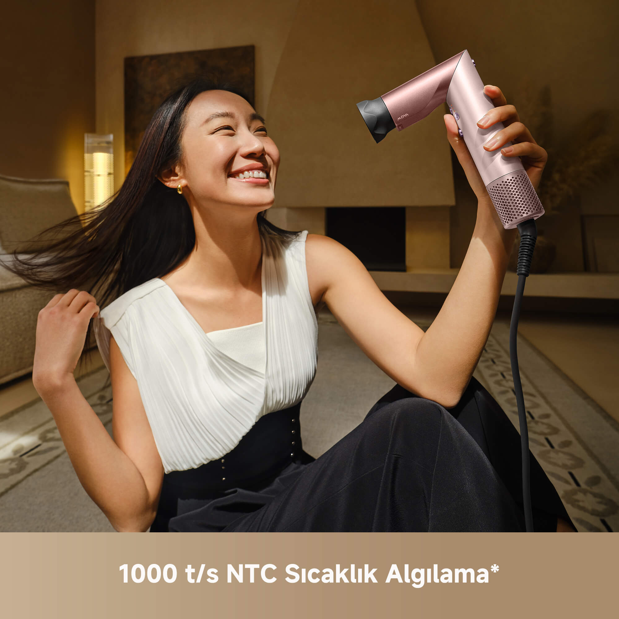 Kadın, MOVA Master 10 saç şekillendirici ile evde profesyonel saç kurutma ve şekillendirme yapıyor.